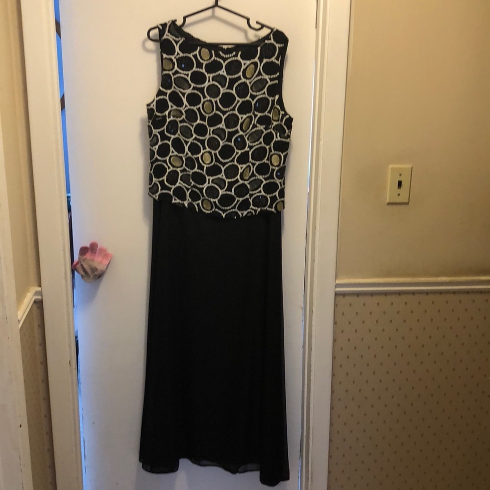 598.  Cartise size 12, full length gown